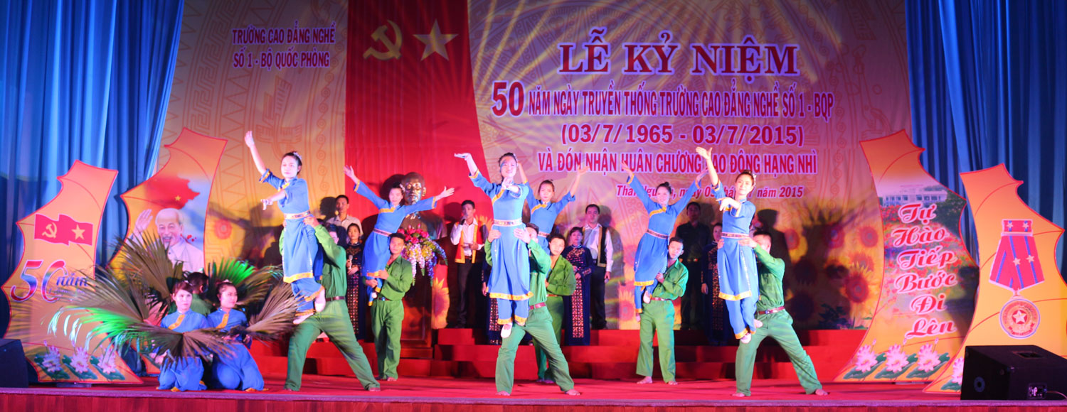hoi-dien-van-nghe-50-ngay-truyen-thong-don-nhan-huan-chuong-lao-dong-hang-nhi
