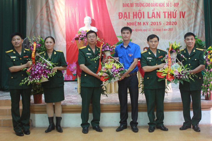 Tổ chức Công đoàn, Đoàn thanh niên, Hội phụ nữ tặng hoa chức mừng Đại hội