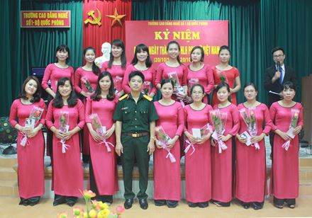 BGH chụp ảnh lưu niệm cùng tập thể Hội phụ nữ