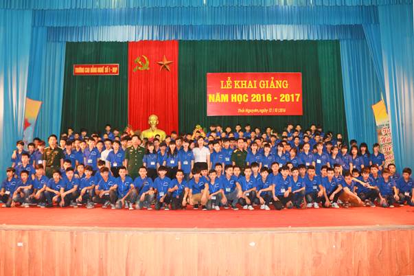 Học sinh, sinh viên chụp ảnh lưu niệm tại buổi Lễ Khai giảng năm học 2016 – 2017