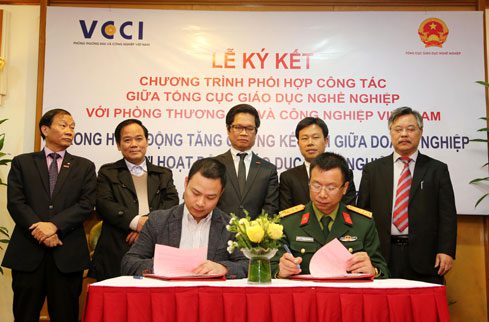 Đại tá Phạm Văn Hòa - Hiệu trưởng Nhà trường tham gia Lễ ký kết chương trình phối hợp công tác giữa Tổng cục GDNN và Phòng Thương mại và Công nghiệp Việt Nam