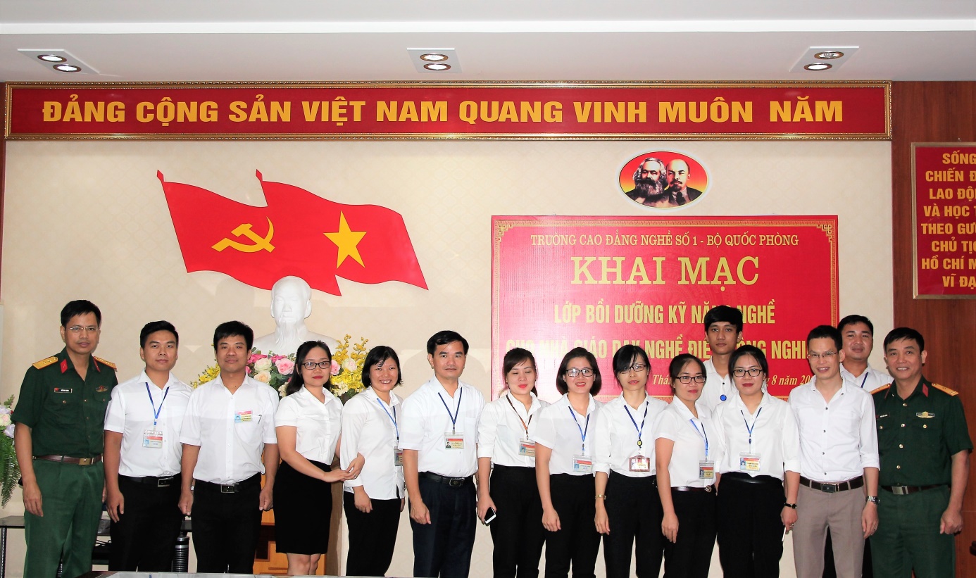 Đại biểu và học viên lớp bòi dưỡng chụp hình lưu niệm
