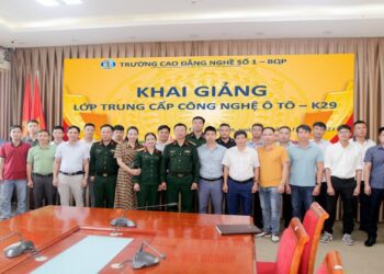 Khai giảng lớp trung cấp công nghệ ô tô hệ vừa làm vừa học